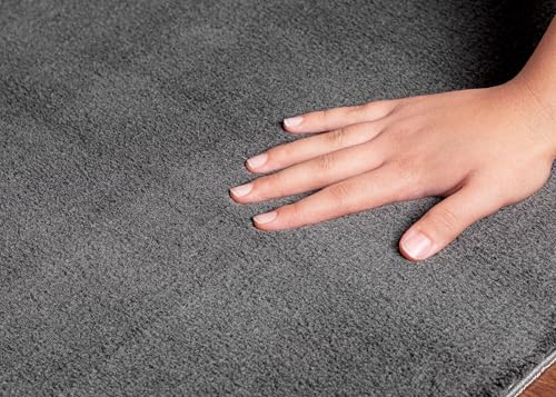 the carpet Relax kuscheliger Kurzflor Teppich, Anti-Rutsch Unterseite, Waschbar bis 30 Grad, Super Soft, Felloptik, Anthrazit, 120 x 160 cm