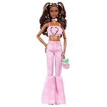 Barbie – Deluxe Style n. 12, bambola dai capelli castani mossi e top in denim rosa, jeans svasati con stampa rosa e accessori come borsa con rose e gioielli, 4+ anni, JJN72