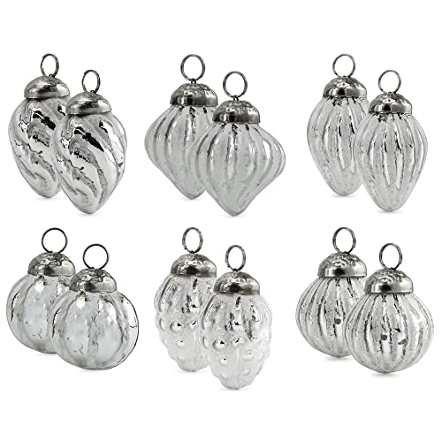 AuldHome Kleine Glas-Endstücke (Set von 12 Stück, silber-weiß); Used-Look Metall Antik Stil Retro Weihnachtsdekoration Kleine bis Mittelgroße Baumgröße Cover