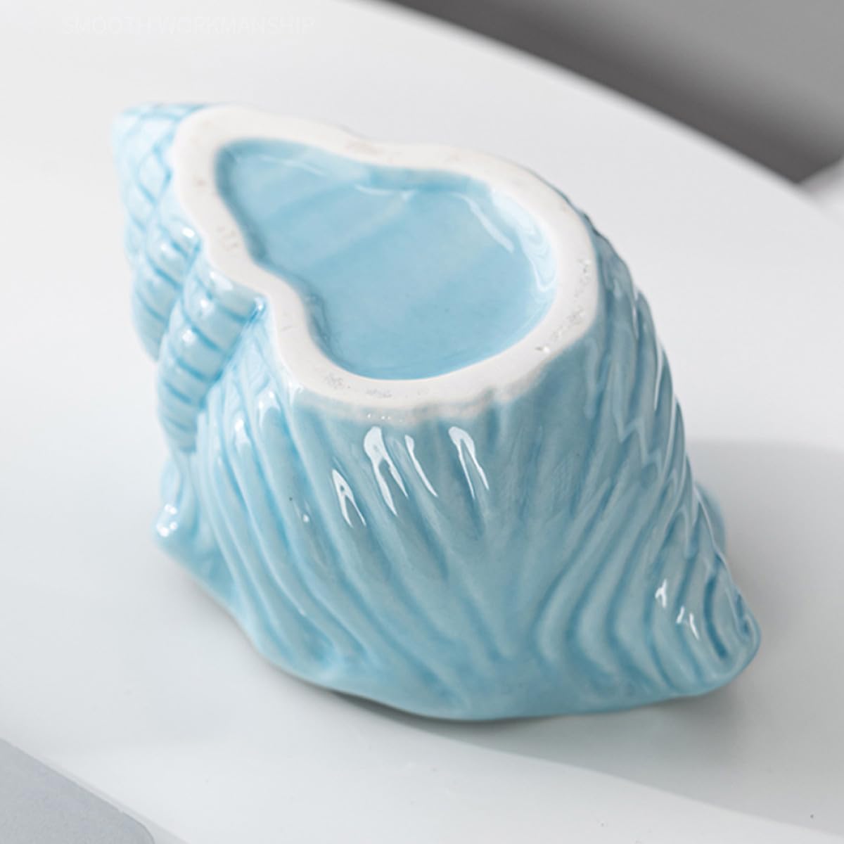 Aschenbecher und Angenehmem Griff mit Glatter Oberfläche Keramik Muschel im Einzigartigen Design Dekorationselement Elegantes Büro und Wohnzimmer