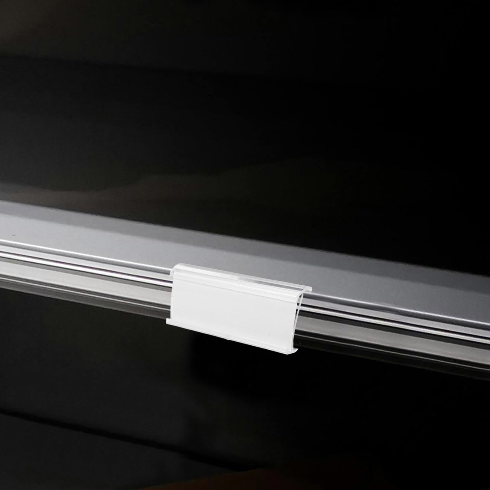 Hemobllo 100pezzi Porta Etichette in Plastica Trasparente Espositore Porta Etichette Per Cartelli Prezzi Cartellini Trasparenti Per Negozi e Magazzini
