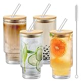 Glasbecher-Set: Es enthält 4 gerippte Gläser, 4 natürliche Bambusdeckel, 4 wiederverwendbare Glasstrohhalme, 1 Strohhalmbürste und 1 Reinigungsbürste. Das Trinkglas misst 6,9 cm x 14 cm. Fassungsvermögen: 340 ml.