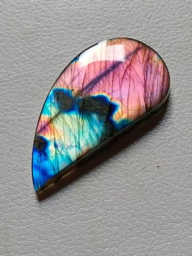 Labradorite violette cabochon contre les designs ternes pour bague et collier