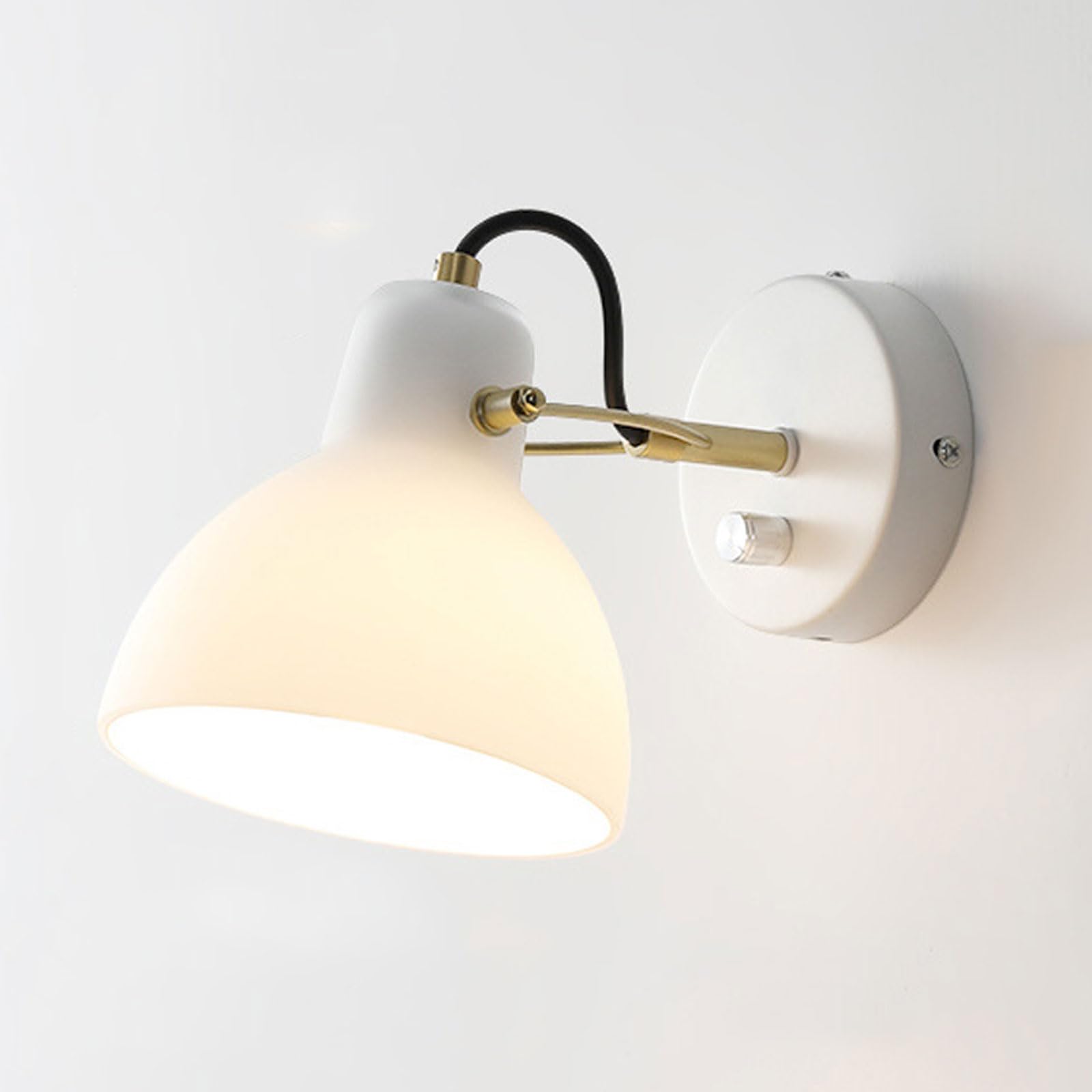 Lámpara de pared minimalista de metal y vidrio esmerilado con diseño de linterna exclusiva