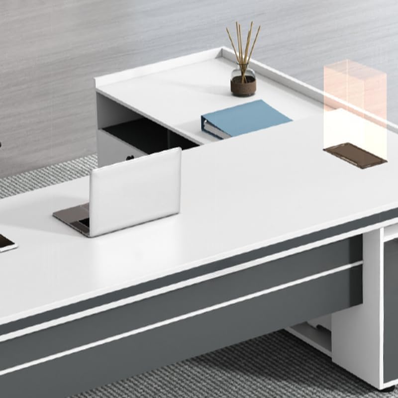 መቀራረብ view of the desk surface with a laptop and other items, demonstrating ample የስራ ቦታ።