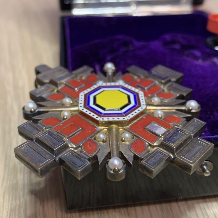 Amazon.co.jp: 国宝級 勲三位桂国章 満州 真珠 国略綬 共箱付