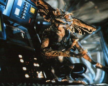 Amazon ブロマイド写真 グレムリン 暴れる怖い顔のグレムリン アイドル 芸能人グッズ 通販