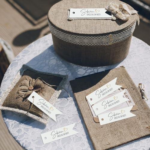 MEJOSER 50 Stück Schön dass Du Da Bist Anhänger Hochzeit Geschenkanhänger Geburtstag Weihnachten JGA Taufe Gastgeschenke Etiketten Tags Label mit Schnur Herz