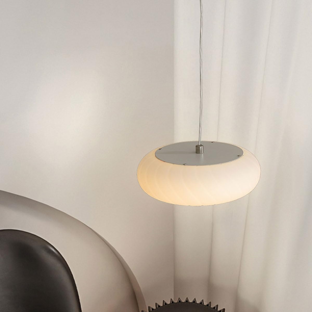Lekka, luksusowa i prosta lampa wisząca do gabinetu wykonana z metalu i plastiku. Kreatywna lampa wisząca przy łóżku, biała, do sypialni, odpowiednia do sklepów odzieżowych i pokoi.