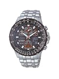 Edle Citizen Promaster Super Skyhawk JY0020-64E Flieger Funksolaruhr mit 2 Alarmfunktionn. Präzises, Funkgesteuertes Quarzwerk. Die aus Edelstahl gefertigte JY0020-64E besitzt einen beidseitig drehbaren Kalkulatorring zur Berechnung von wichtigen Flugdtaen. Diese Pilotenuhr besitzt ein robustes, massives Edelstahlband mit einer Sicherheitsfaltschliesse. Diese Funksolar Fliegerchronograph besitzt eine zusätzliche Batterie Entladungsanzeige.