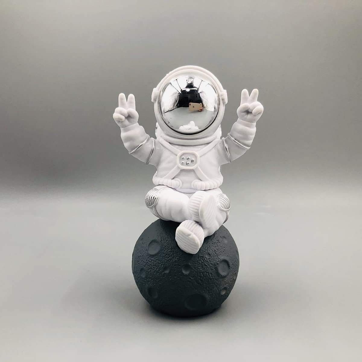 LLLSYBBB Figurine Astronaut Statue Spaceman Décor,Desktop & Tabletop Decorative Cute Mini Space Figure Ornament,Cake Toppers Decoration and Craft Gift(Silver and White Astronaut Figurine)