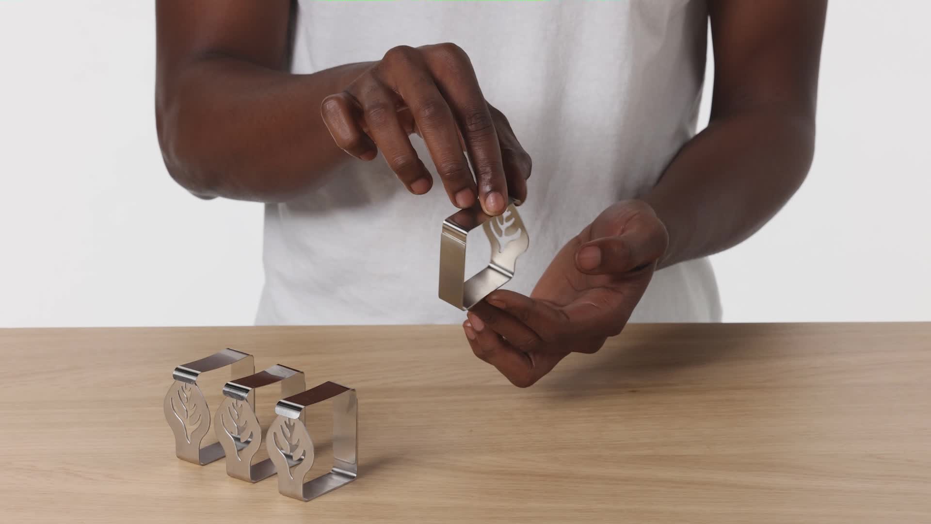 KitchenCraft Clip Per Tovaglia 4 Pezzi - Acciaio Inox, Design A Foglia, Autoregolanti Per Esterno E Interno - Foto 2