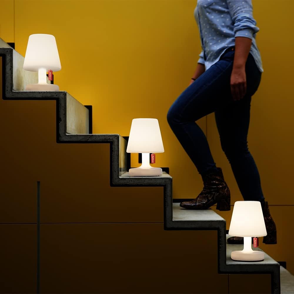 Fatboy Edison The Petit LED Tischlampe - 25cm Höhe - Weiß | Dimmbare Nachttischlampe mit Ladefunktion, Kabellos, Akku für 6 bis 20 Stunden, 3000K Leselampe, Indoor Outdoor Tischleuchte