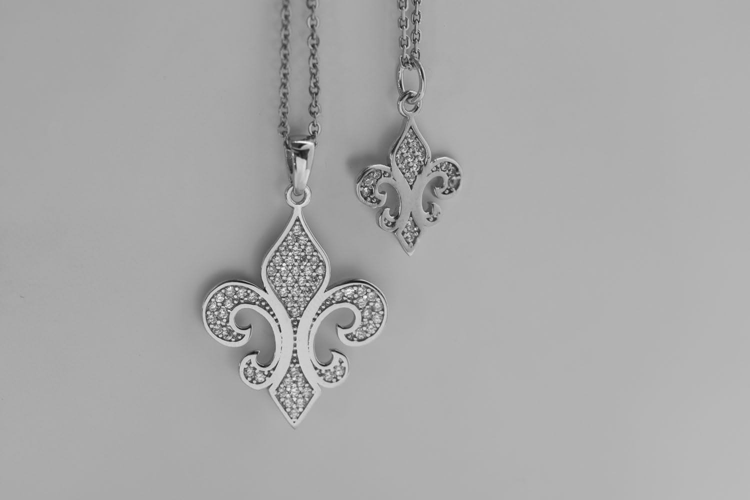 Pendentif Argent Fleur de Lys et Oxyde de Zirconium Blanc - Symbole Reine Française - Symbole Médiéval - Chaîne Cadeau Incluse -