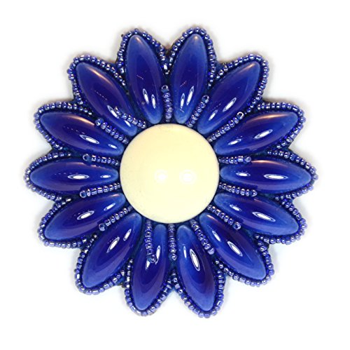 Broche fleur marguerite, un cadeau poétique en porcelaine et verre