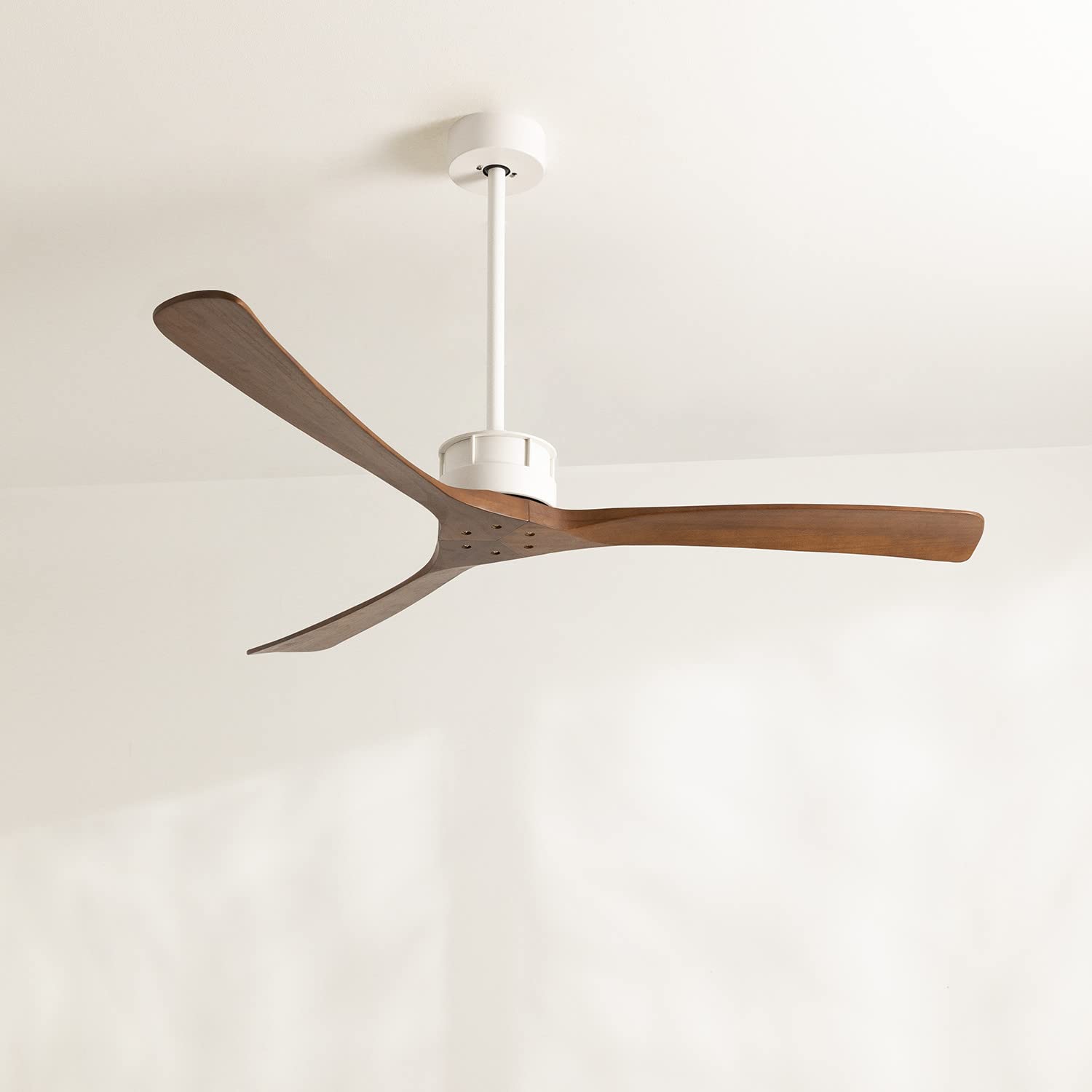 CREATE / WIND LARGE DC/Ventilatore da soffitto Bianco e pale Legno scuro con WIFI / 6 velocità, silenzioso, programmabile, due altezze