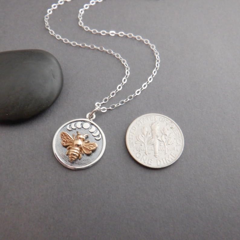 Dije celestial de plata y abeja de bronce para conectar con la belleza del cosmos. 2