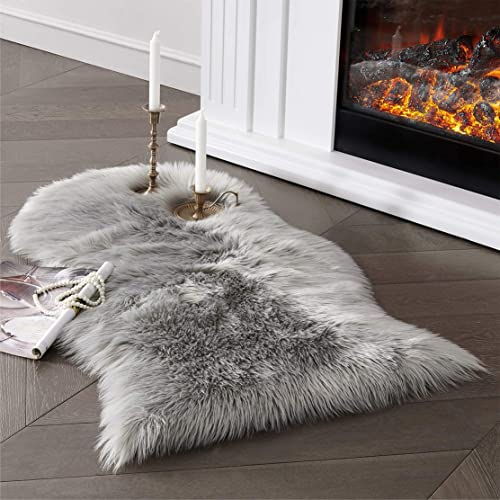 JXLOULAN Faux Lammfell Schaffell Teppich Grau 60x90 cm, Weicher Flauschiger Teppich Wohnzimmer Deko, Longhair Fell Lammfellimitat Carpet für Stühle...