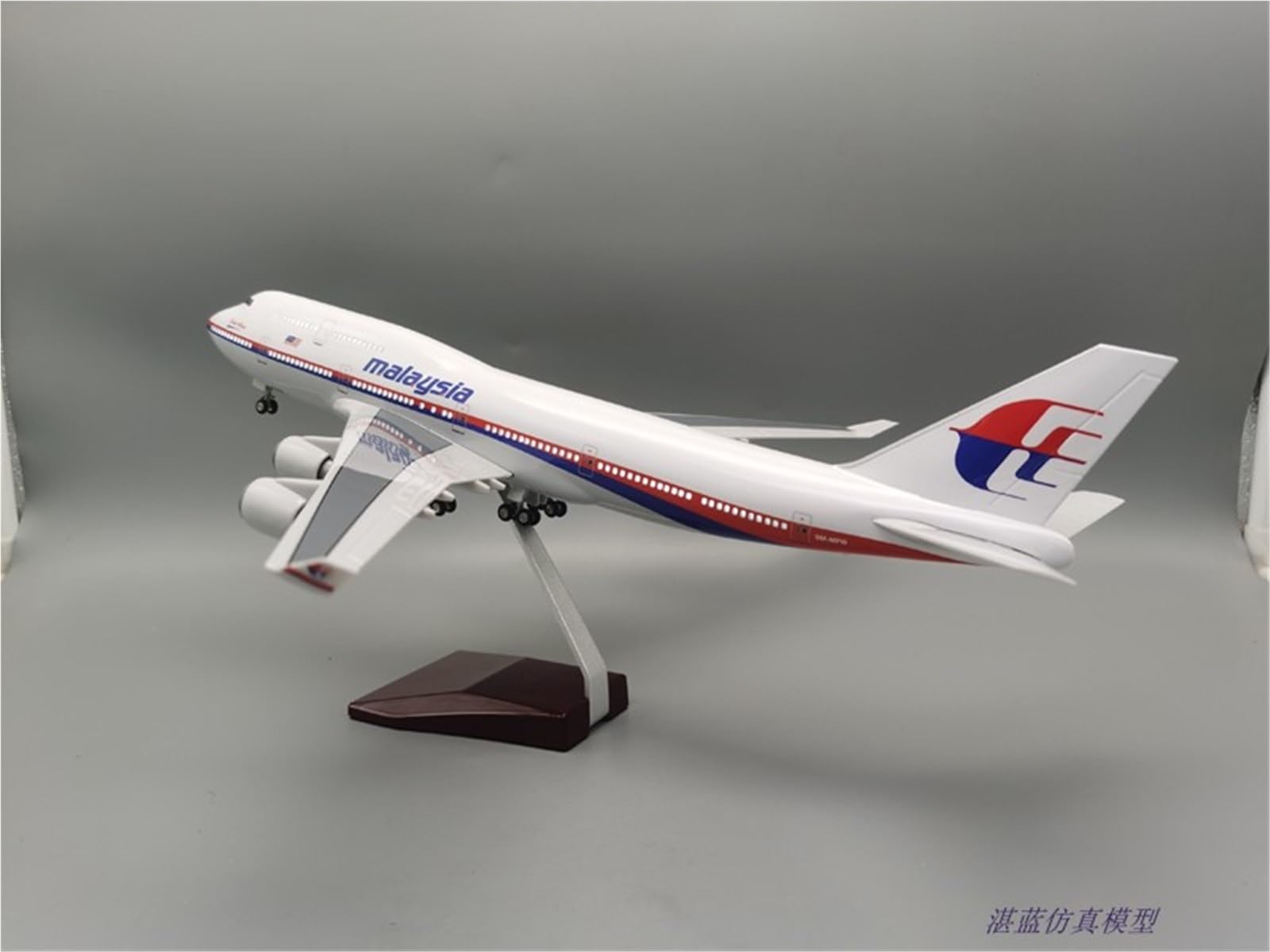 Repliki modeli samolotów Replika samolotów cywilnych w skali 1/150 47 cm Malaysia Airlines dla Boeinga 747 Model samolotu do wyświetlania lotniczego Miniaturowy model samolotu (ze światłem)