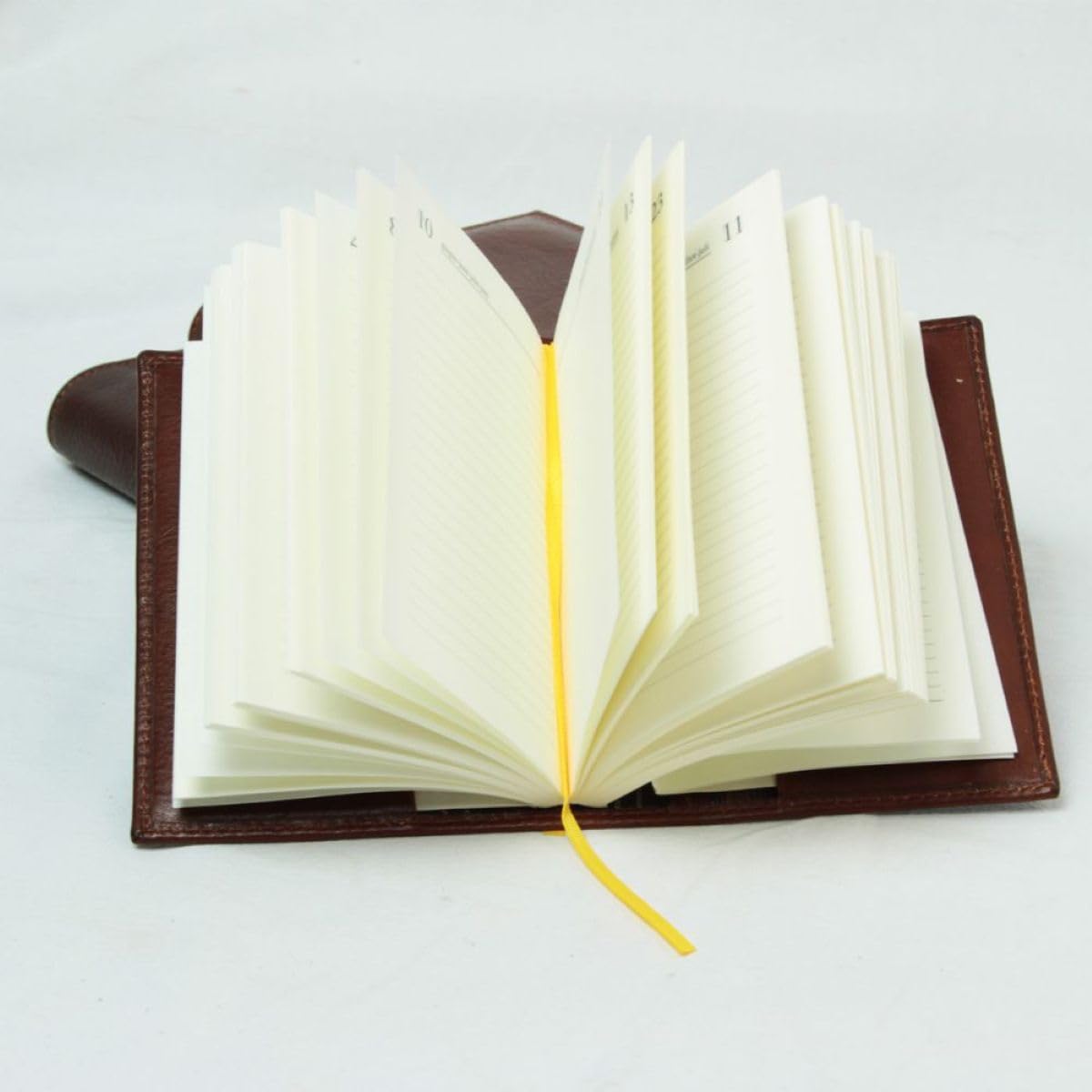 Agenda Artigianale in Pelle, Agenda Classico con Copertina Marrone, Fodera Tartan, Interno Agenda Giornaliere Perpetua.
