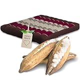 PRAKTISCH UND VIELSEITIG: Das formfeste Kissen bleibt auch bei langem Sitzen stabil. Kombiniert mit einem Zafukissen oder einem Dreieckskissen aus Kapok, der Pflanzen-Daune, bringst du thailändische Gemütlichkeit in dein Leben. Maße Sitzkissen: 50 cm (L) x 50 cm (B) x 6 cm (H); Gewicht: 1 kg. Da jedes Stück handgemacht ist, können die Maße etwas variieren.