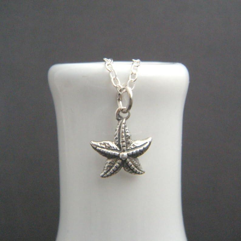 Collar de estrella de mar pequeña en plata de ley 925. Colgante de estrella de mar oceánica. Estrella de mar. Joyería de playa. Dije realista de naturaleza marina. Con cadena de 45 cm. Bañado en