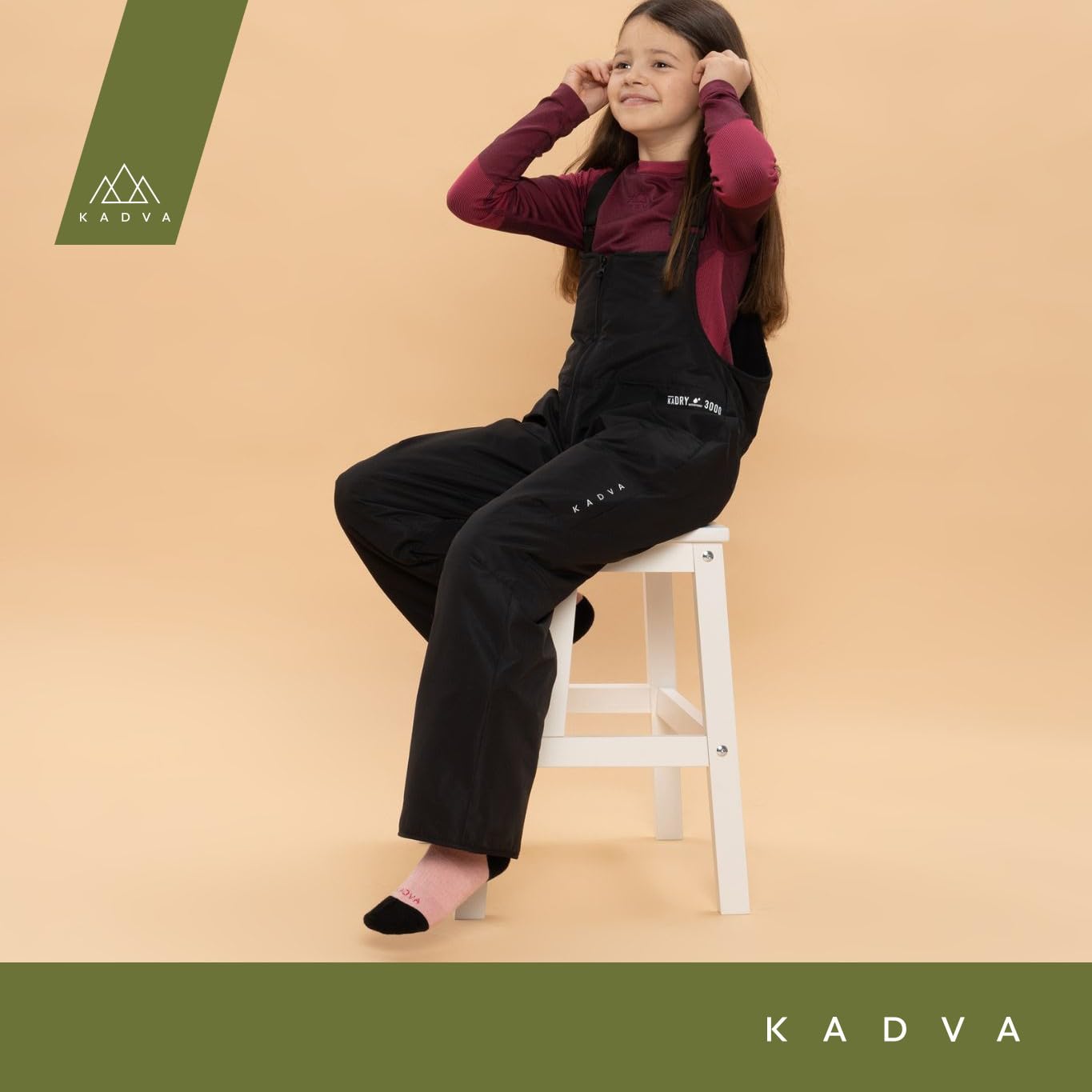 KADVA Skihose für Kinder SKIRO Pants JR in Schwarz Größe 110 cm Wasser- und Winddicht mit offenen Taschen und Hosenträgern Ausgestattet mit reflektierenden Elementen und Logo