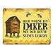 Produktbild trendaffe - Metallschild XL mit Beute Motiv und Spruch: Hier wohnt EIN Imker mit der Beute seines Lebens