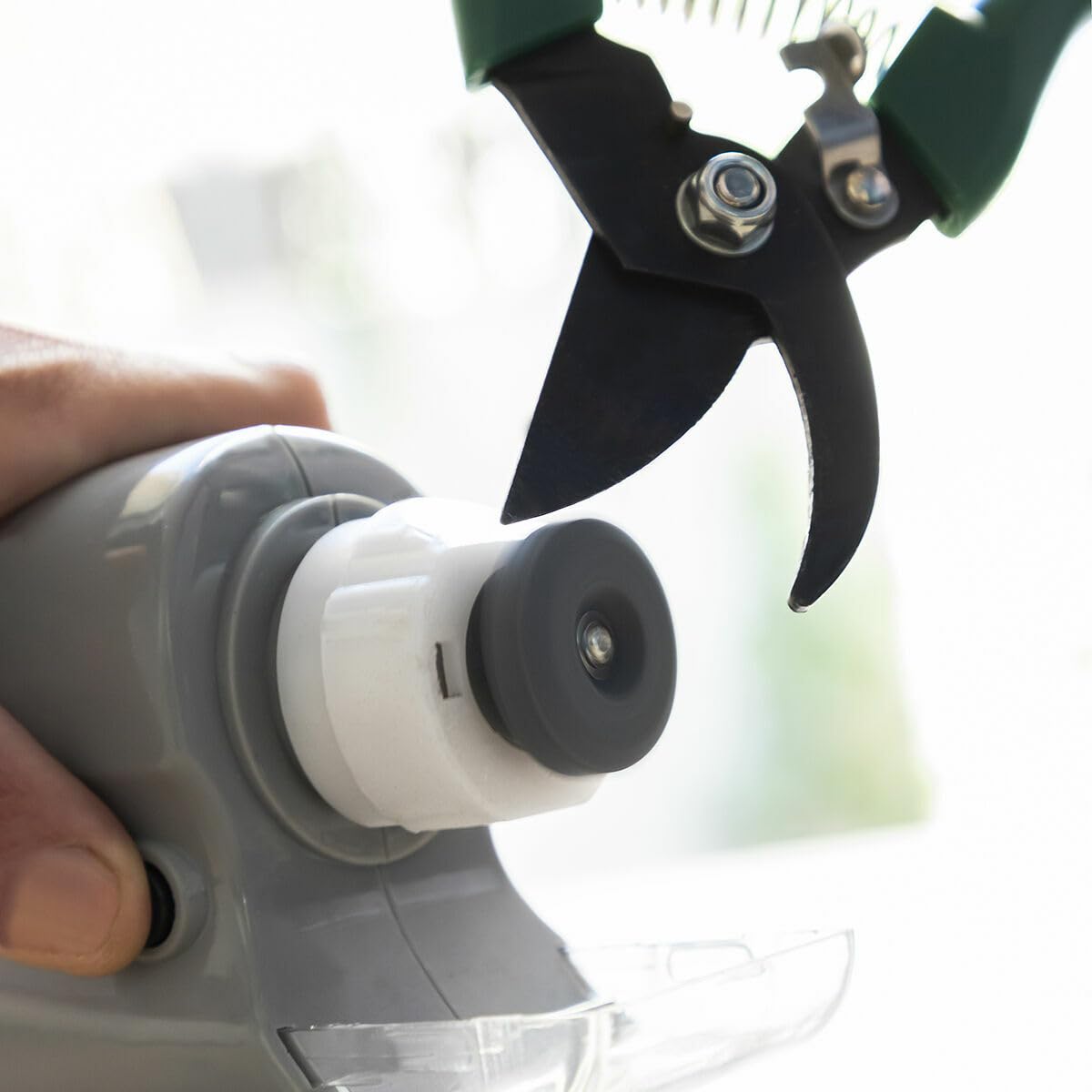 InnovaGoods | Afilador de cuchillos eléctrico multiusos 6 en 1 Esharp | Gris
