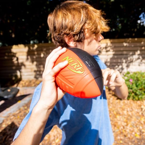Nerf Pro Grip Ballon de football américain en mousse souple de 22,9 cm pour débutants, jeu intérieur et extérieur, prise en main facile, léger, bleu/noir Nerf Pro Grip Ballon de football américain en mousse souple de 22,9 cm pour débutants, jeu intérieur et extérieur, prise en main facile, léger, bleu/noir