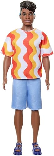 Barbie Fashionistas Ken Doll #220 con audífonos detrás de la oreja y cuerpo ancho con una camisa, pantalones cortos y sandalias de gelatina