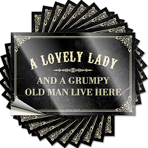 La mejor selección de Lady Emblem - los más vendidos. 30 Divertida pegatina con texto en inglés 'A Lovely Lady and A Grumpy Old Man Live Here', 10 calcomanías de Navidad para autos (tamaño: 12 x 18 cm)