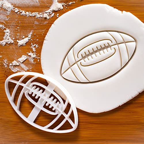Set of 2 American Football cookie cutters (Designs: Helmet & Football), 2 pieces - Bakerlogy - Thumbnail 5