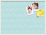 PinPix Tablón de anuncios de corcho de 40 x 30 pulgadas. Este tablero decorativo enmarcado viene con un diseño Modeco Zig Zag Aqua y un marco blanco satinado. Ideal para decoración de oficina en casa