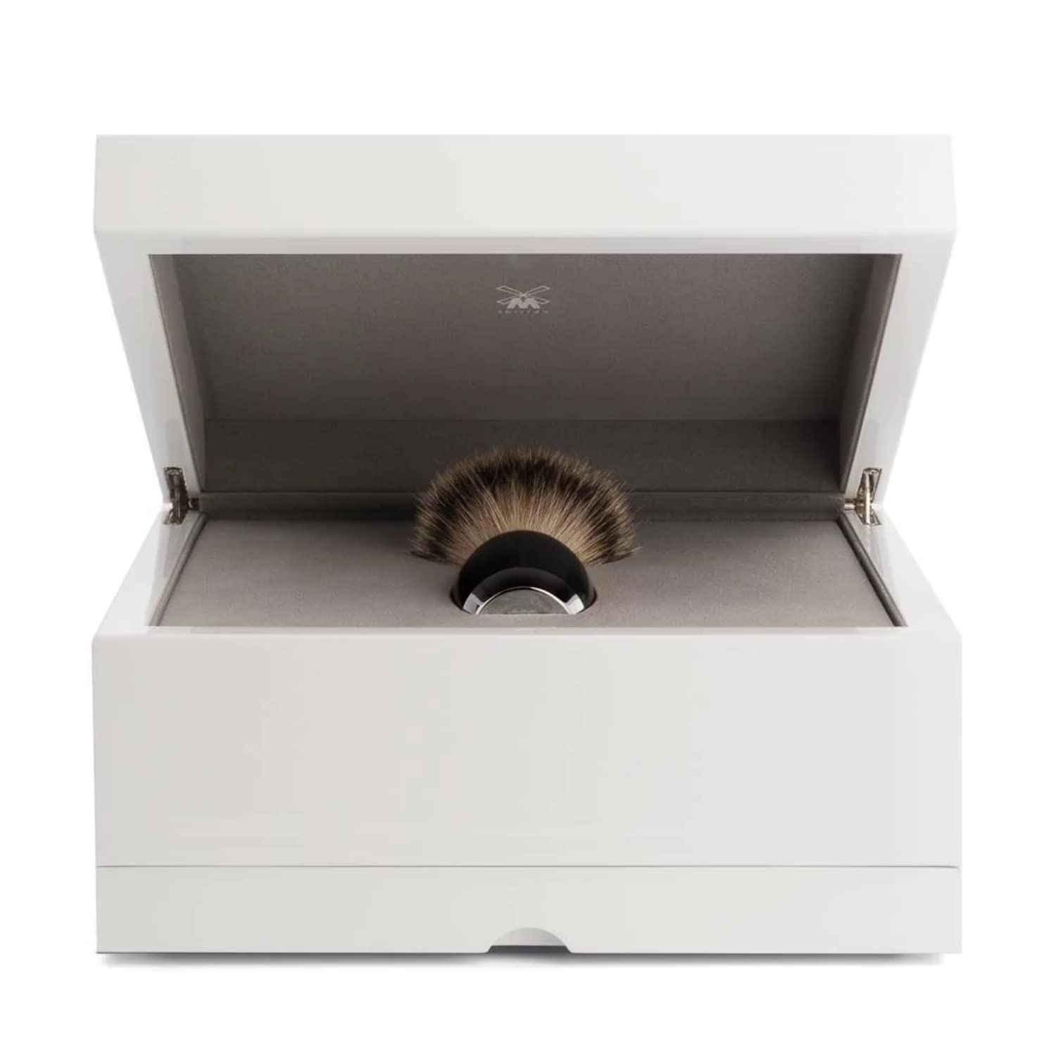 Set Afeitado Brocha de Afeitar Punta Plata & Maquinilla Gillette Fusion Carbono Mühle | MÜHLE – Set da Rasatura Edition No. 1Silberspitz Dachszupf – Gillette® Fusion™ – CarbonIl set da rasatura Edition No. 1 di M