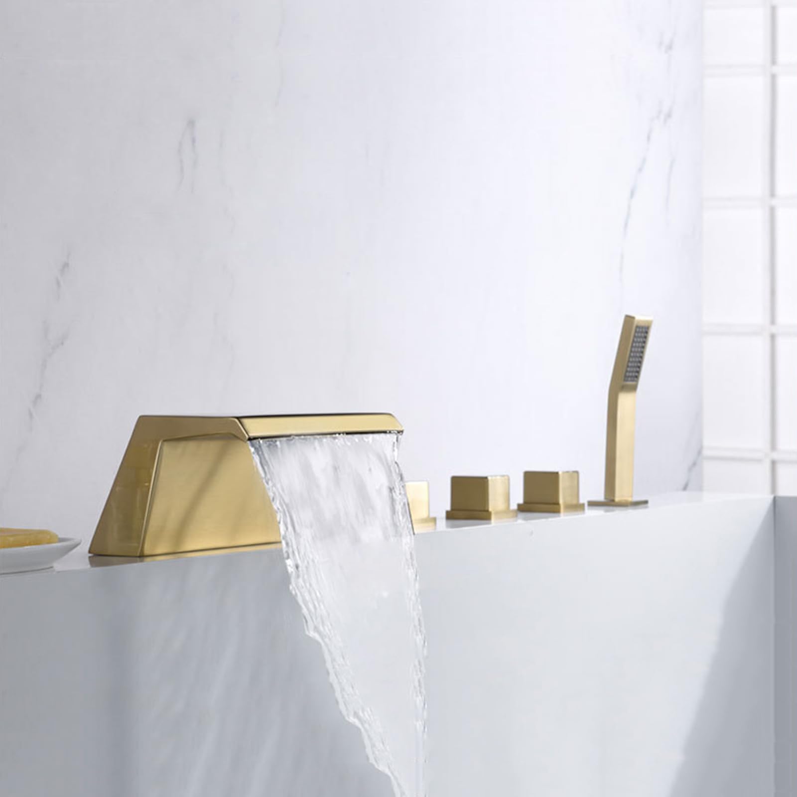 Robinetterie cascade baignoire or brossé solution pour remplacer un vieux mitigeur