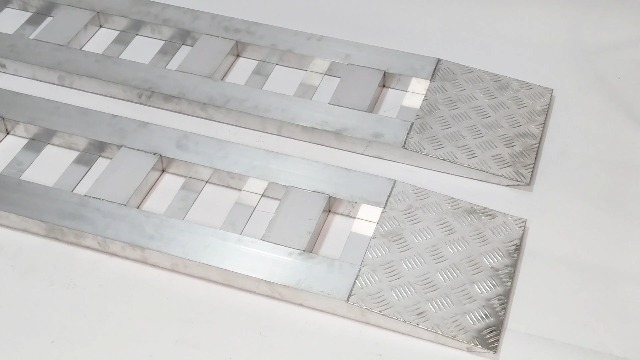 Par de rampas de aluminio 80" x 15" para carga y descarga miniatura 7