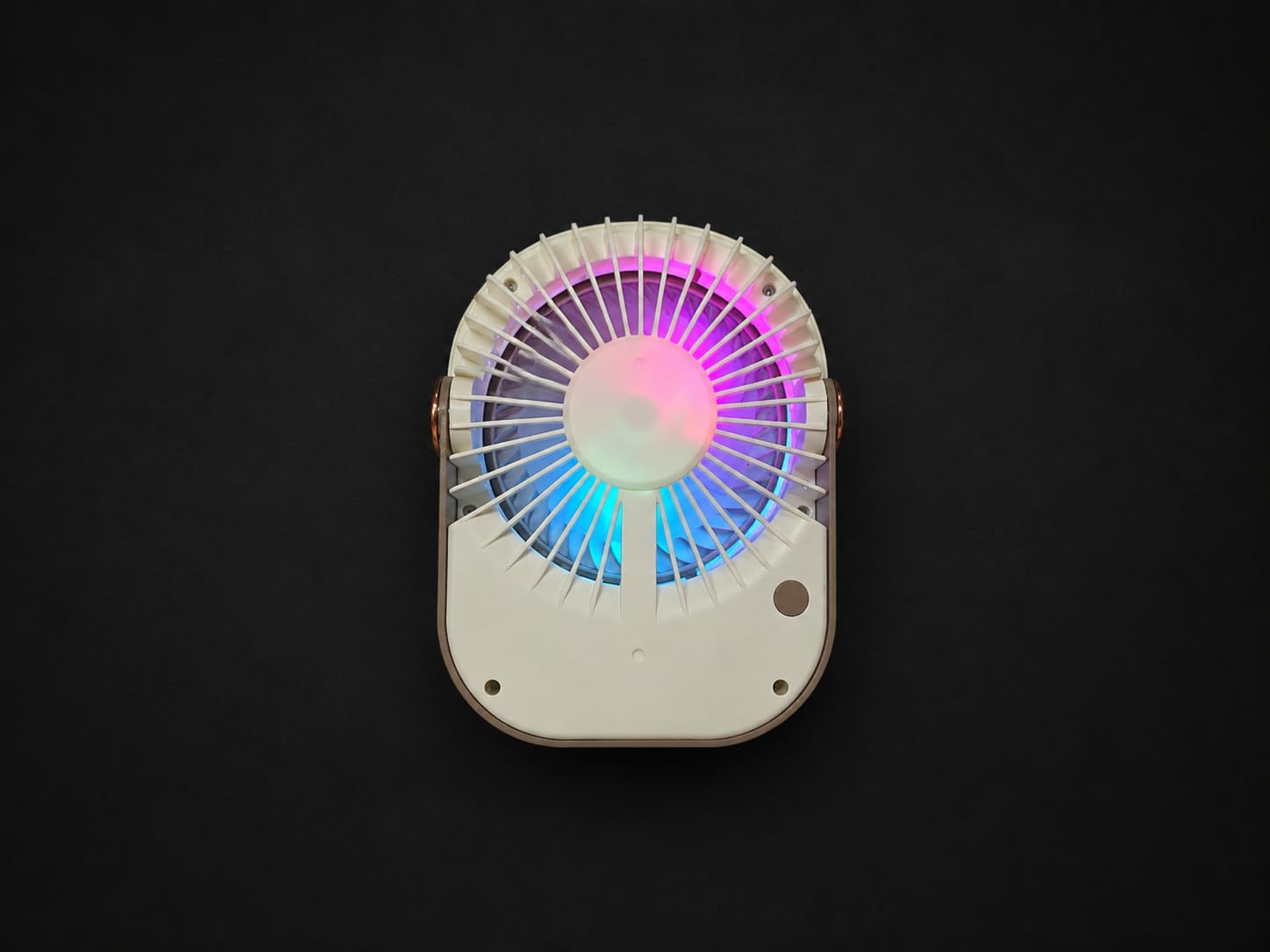 AKSU Mini Şarjlı Masaüstü Fan – RGB Işıklı ve Ayaklı Tasarım Çantada Taşımaya Uygun (KARMA RENK)