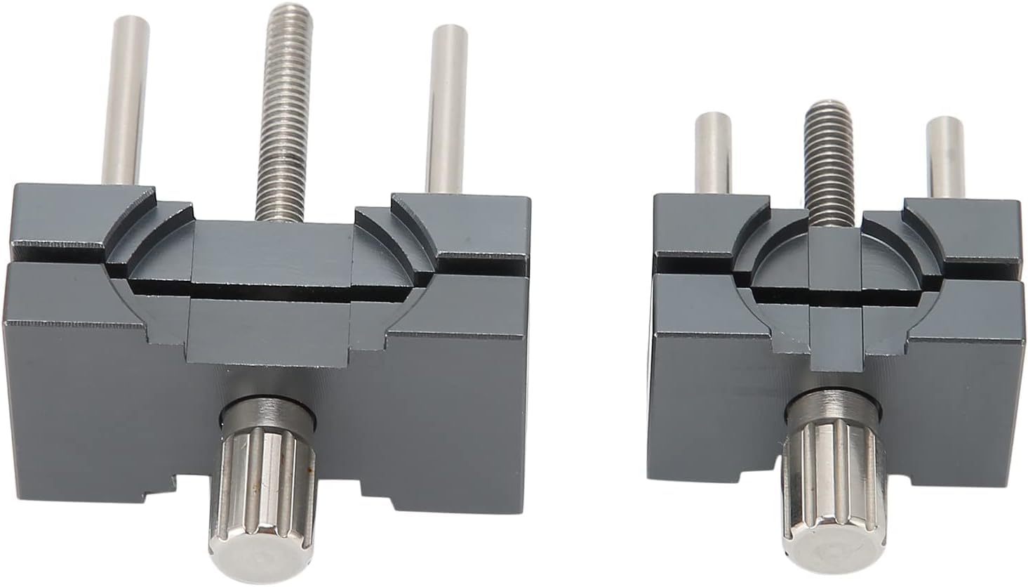 Zestaw 2 regulowanych aluminiowych uchwytów mechanizmu zegarka | Dwa stabilne szare imadła mocują zgodne mechanizmy podczas montażu, czyszczenia, regulacji i precyzyjnego serwisu.