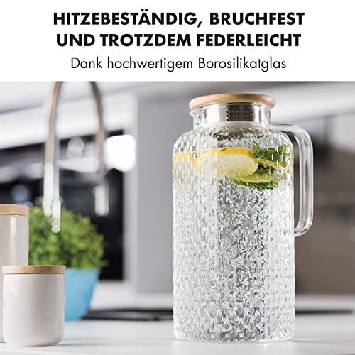 Foto von GLASWERK Glaskaraffe mit Deckel (1,9L) und Sieb im Ausguss - Wasserkrug mit Deckel - Karaffe Glas mit Deckel aus stabilem Borosilikatglas, Wasserkaraffe, Gluggle Jug, Glas Karaffe