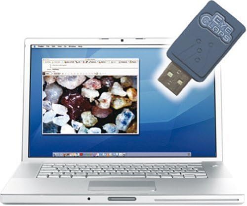 USB disk značky EyeClops vkládaný do notebooku se zvětšeným obrázkem zrnek písku viditelným na obrazovce notebooku, ilustrujícím snadný přenos dat.