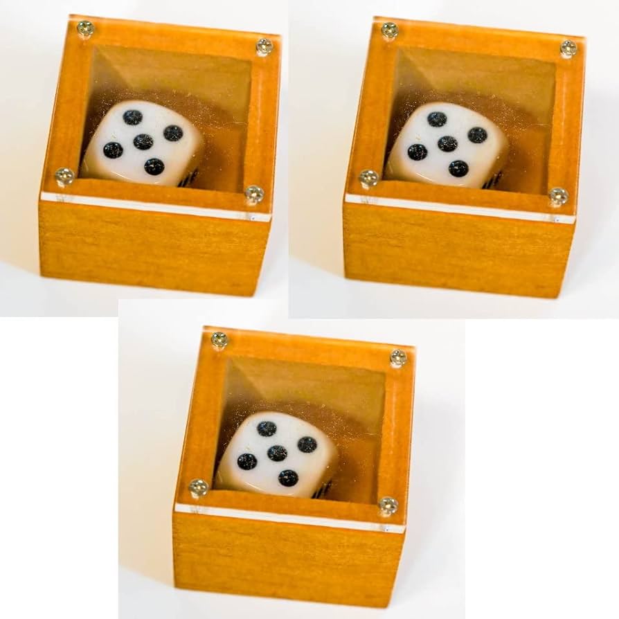 マホガニーと思われる木箱に入ったトランプと、サイコロと