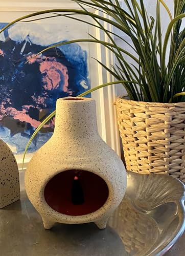 Kamin aus Ton, entworfen, um einen Hauch von südwestlicher Ruhe und Charme in Ihr Zen-, Boho- oder Yoga-Raum zu bringen. Verwandeln Sie Ihren Raum in EIN Heiligtum der Entspannung und des Friedens.