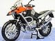 Bauer Spielwaren 2049753 Maisto BMW R 1200 GS: Originalgetreues Motorradmodell, Maßstab 1:12, mit Hinterradfederung und beweglichem Seitenständer, schwarz-rot (531157), Mittel