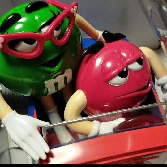 Amazon｜エムアンドエムズ m&m's ディスペンサー ホットロッドカー 車