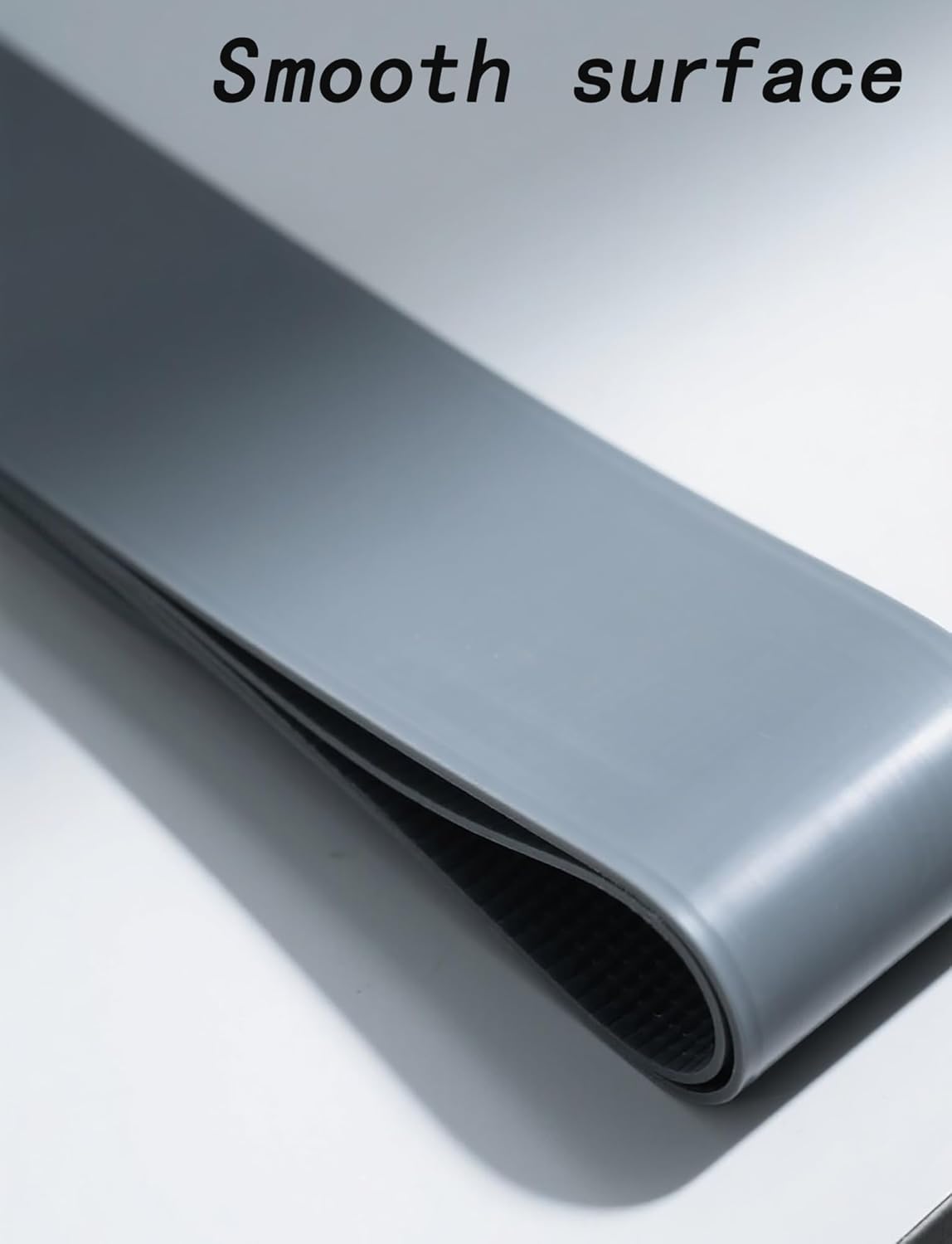 Szary przemysłowy przenośnik taśmowy PVC do linii produkcyjnych opakowań – wytrzymałe rozwiązanie przenośnikowe 60 x 700 cm dla wydajnej obsługi materiałów i transportu
