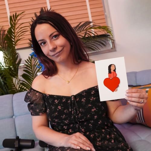 Adeline Chetail – La voix de Zelda, Ellie (The Last of Us), Vanessa Hudgens… joue le jeu des cartes dans Carré d’As