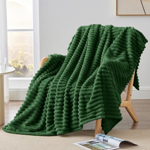 BEDELITE Kuscheldecke Flauschig Decke 150x200 - weiche XL Flanell Decken Grün für Couch, Deko Streifen Cord Fleecedecke Dunkelgrün als Couch Überwurf für Wohnzimmer, Twin Blanket Wide Use