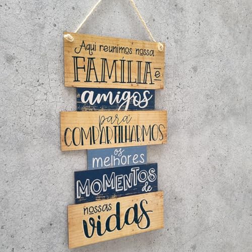 PLACA DECORATIVA EM MDF - AQUI REUNIMOS NOSSA FAMÍLIA E AMIGOS 25x54cm