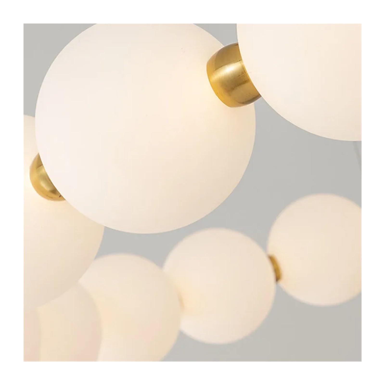 Nowoczesna biała akrylowa lampa wisząca z kulką i miedzianą diodą LED, idealna do oświetlenia jadalni lub sypialni (średnica 62 cm).